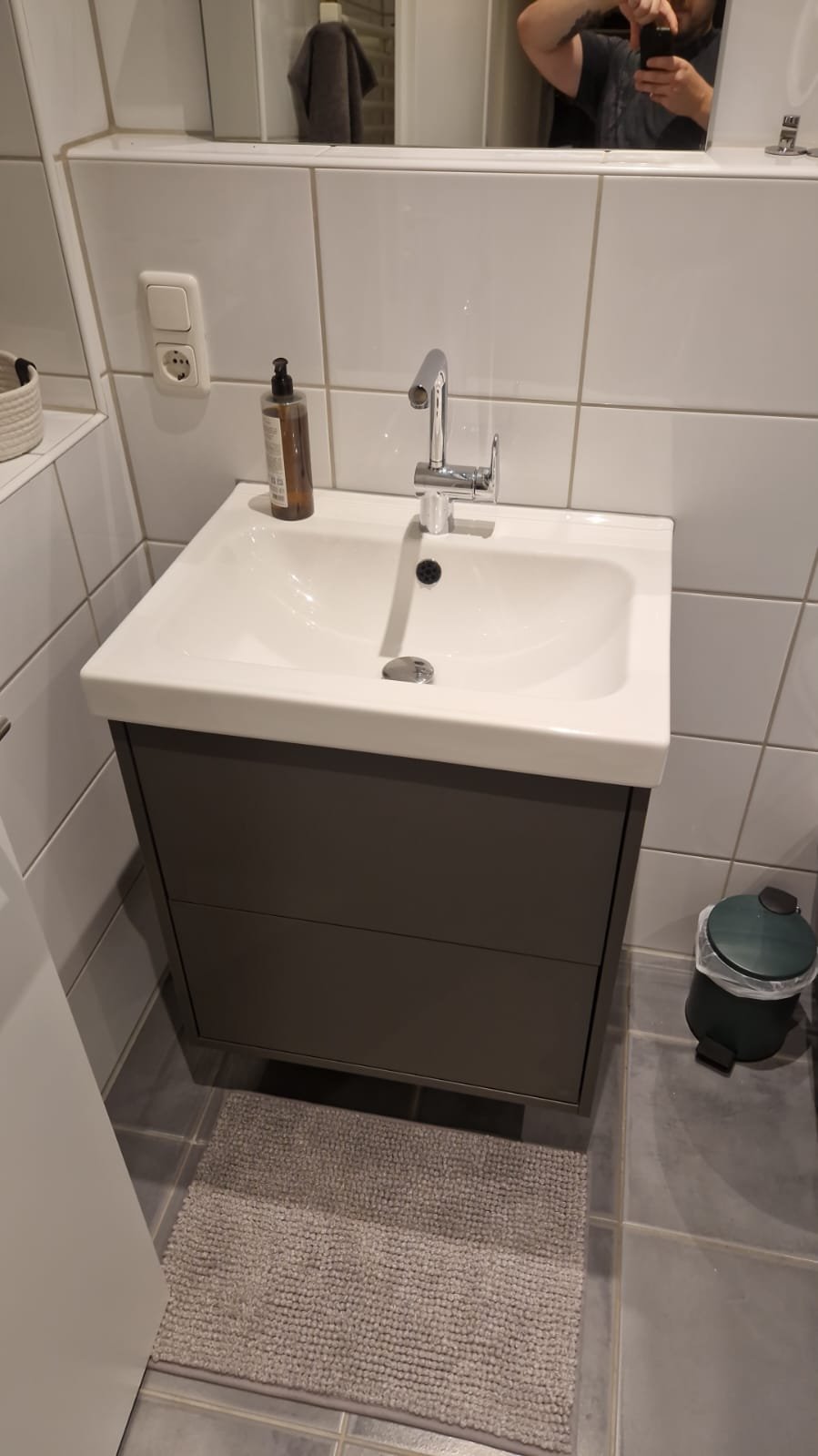 Schraube für Schraube zum fertigen Möbel.