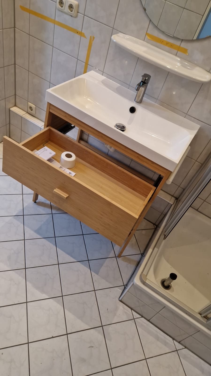 Schraube für Schraube zum fertigen Möbel.