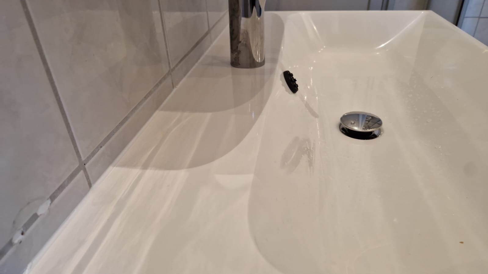 Schraube für Schraube zum fertigen Möbel.